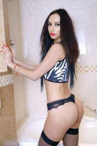 Lara'da Sizinle Olmak için Heyecanlanan Tutkulu Güzellik